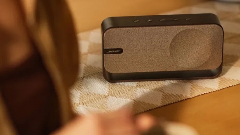 플레이스매트 위의 Bose SoundLink Home 블루투스 스피커