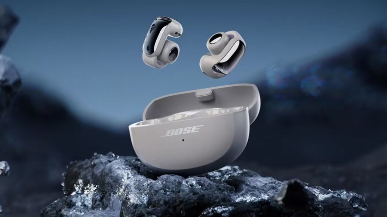 바위가 많은 환경에서 Bose Ultra Open-Ear True Wireless Earbuds 및 케이스 렌더링