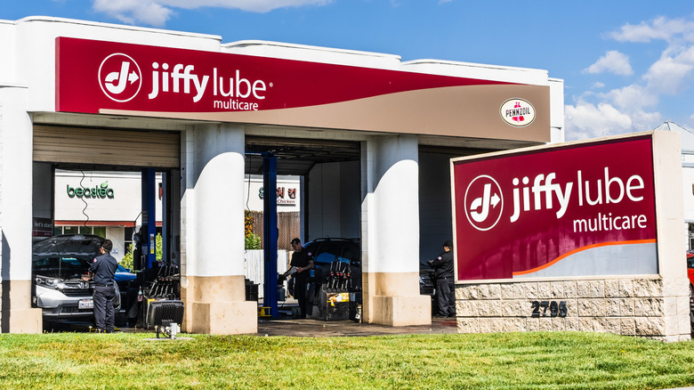 캘리포니아주 산타클라라에 있는 Jiffy Lube 매장 정면 클로즈업 샷