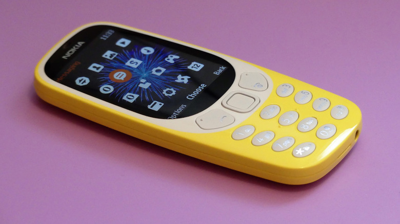 분홍색 배경의 Nokia 3310 피처폰 클로즈업