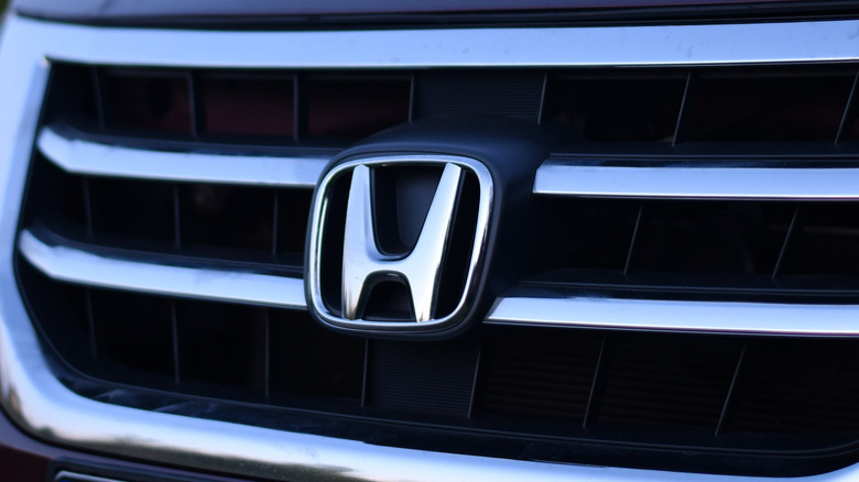 자동차 전면에 있는 은색 Honda 로고 클로즈업