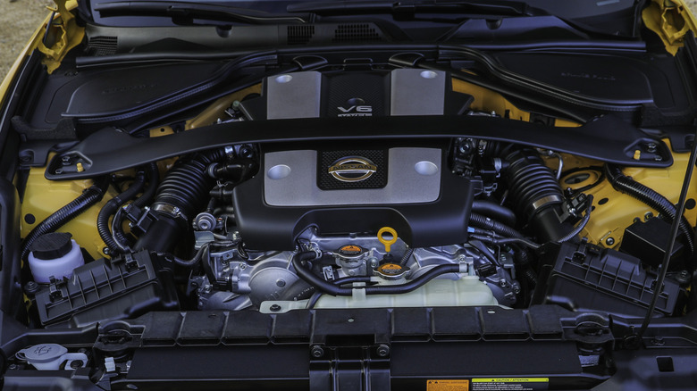 Nissan 370Z 엔진 베이에 있는 VQ37 엔진의 오버헤드 뷰