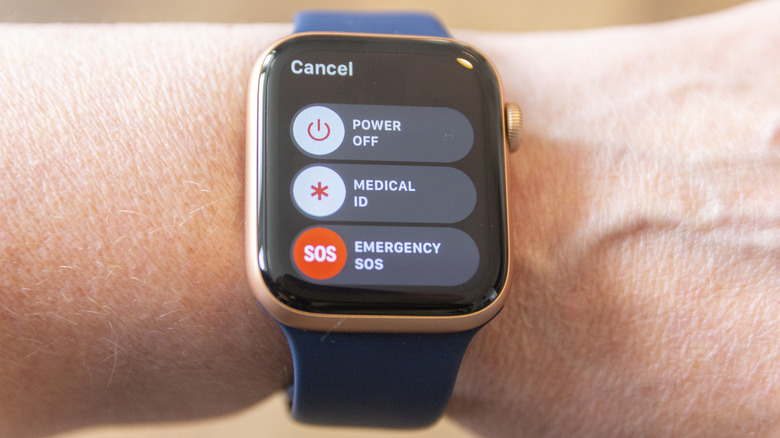 화면에 전원 메뉴가 표시된 파란색 스트랩이 달린 Apple Watch Series 6를 착용한 사람
