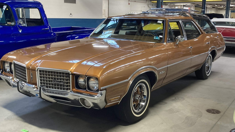 1972 실내에 주차된 A-body Oldsmobile Vista Cruiser, 전면 왼쪽 3/4 뷰