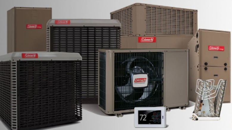 흰색 바탕에 콜맨 HVAC 장치