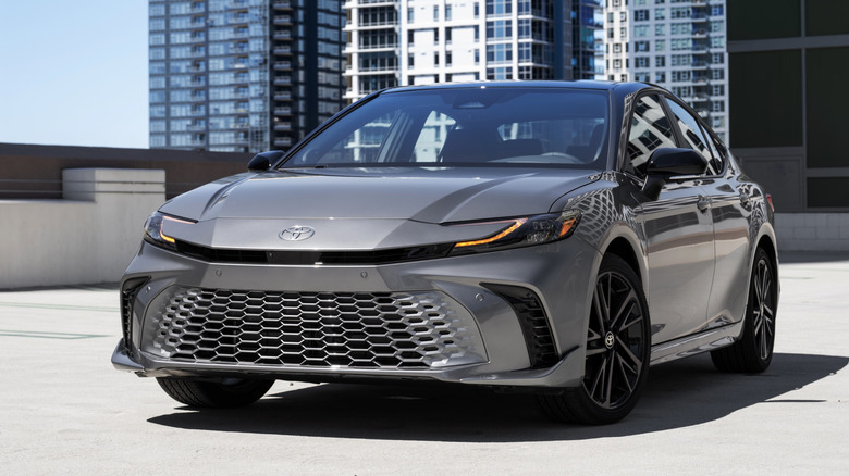 차고에 주차된 은색 2026 Toyota Camry의 전면 모습.