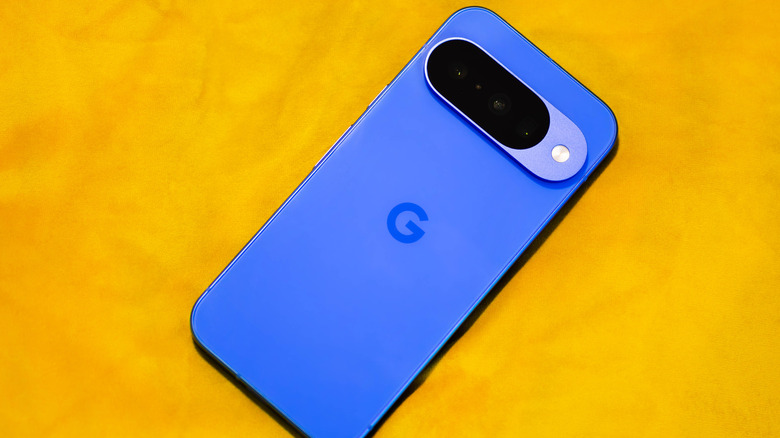 노란색 표면에 파란색 Google Pixel 10