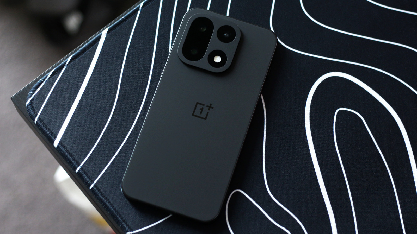Google Pixel 10 대 OnePlus 15: 어떤 휴대전화가 더 나은 배터리 수명을 제공하나요?
