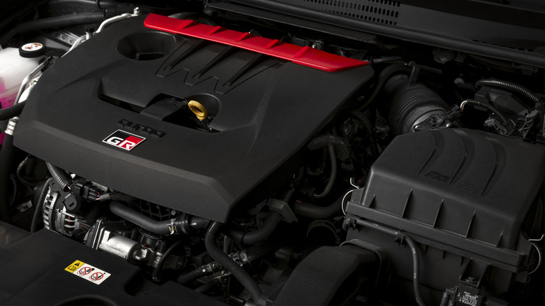 자동차 후드 아래에 있는 2026 Toyota GR Corolla 엔진 클로즈업 샷