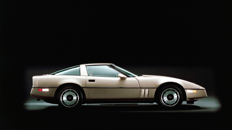검정색과 회색 스튜디오 배경의 C4 Chevy Corvette