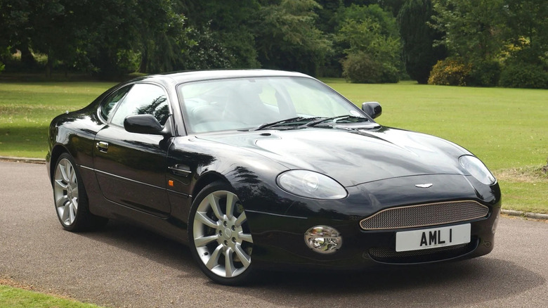 잔디밭 앞 포장도로에 주차된 Aston Martin DB7