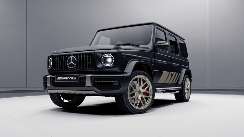 스튜디오 환경의 Mercedes-AMG G63 Grand Edition, 전면 3/4, 골드 디테일의 블랙 외관