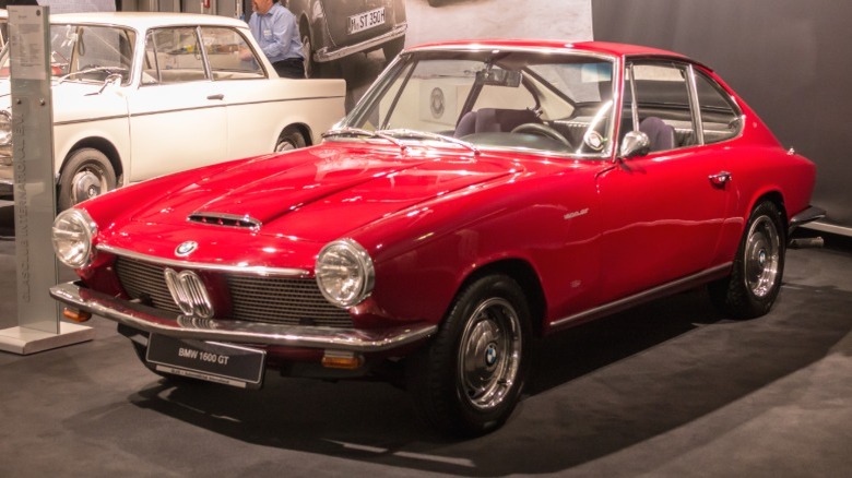 실내 전시장에 전시된 빨간색 BMW 1600 GT
