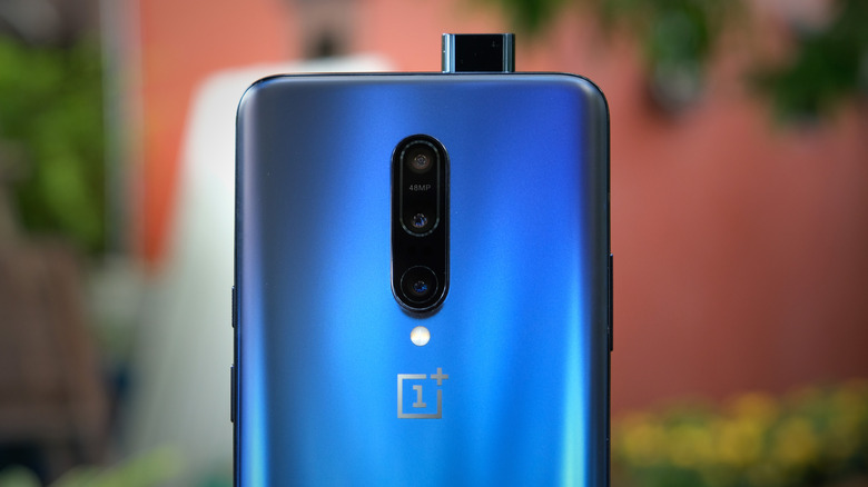 팝업 카메라가 탑재된 OnePlus 7 Pro