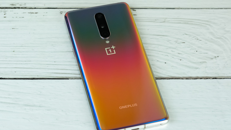 다채로운 뒷면을 보여주는 OnePlus 8
