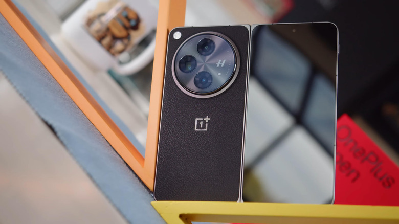 상자가 배경에 있는 OnePlus Open 접이식 전화기