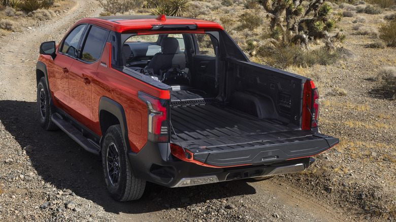 미드게이트가 낮아진 Chevy Silverado EV Trail Boss의 후면 3/4 뷰.