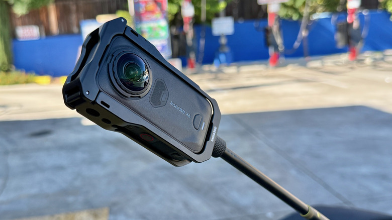 Yamaha XSR900의 셀카봉에 장착된 Insta360 X6