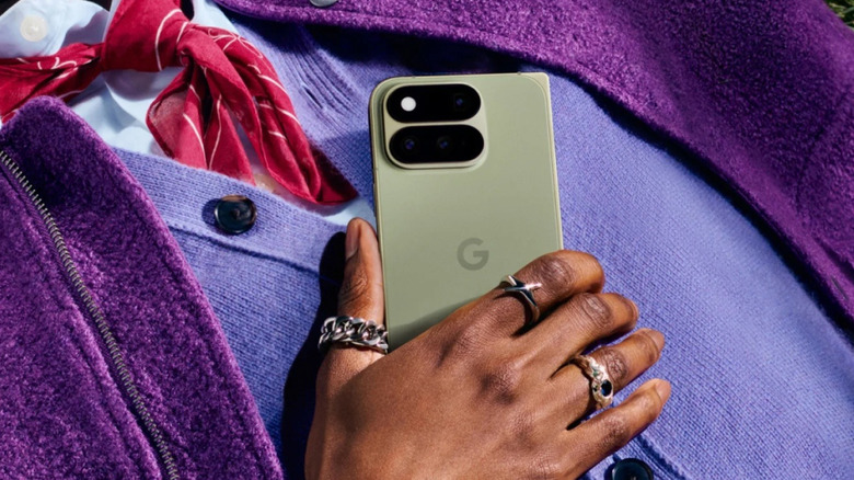 Pixel 11 Pro Fold를 들고 있는 사람