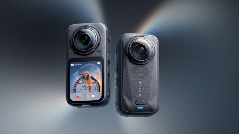 회색 배경의 Insta360 X6 액션 카메라 전면 및 후면
