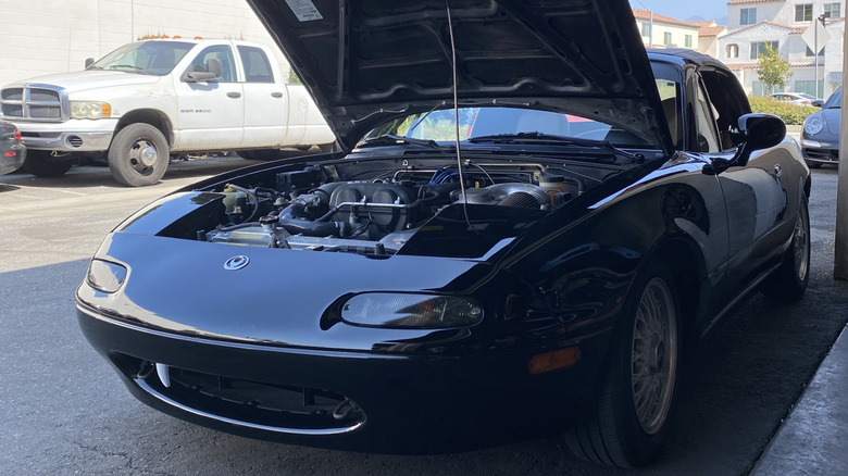 후드가 달린 1993 Mazda Miata