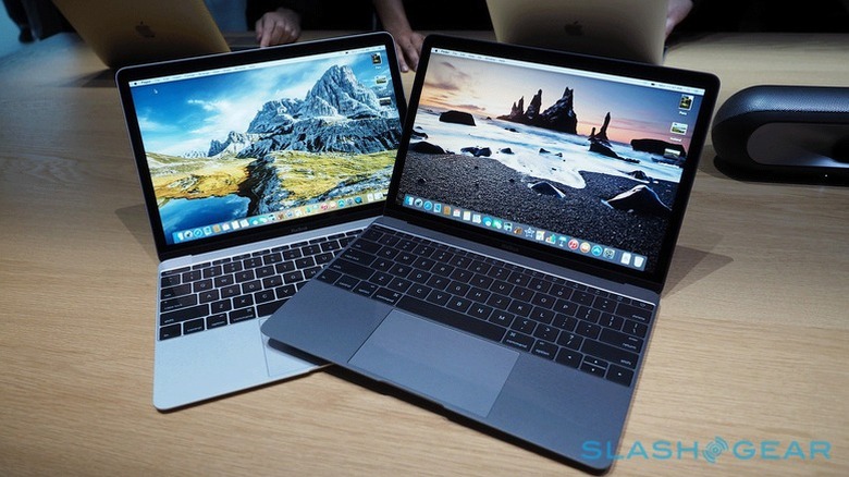 테이블 위에 두 개의 2015 MacBook