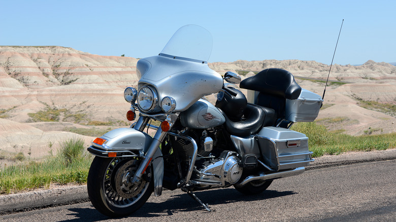 도로에 주차된 Silver Harley-Davidson Electra Glide 오토바이.