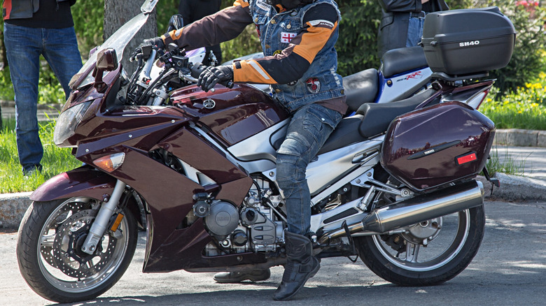 Yamaha FJR1300에 앉아 출발 준비를 마친 라이더.