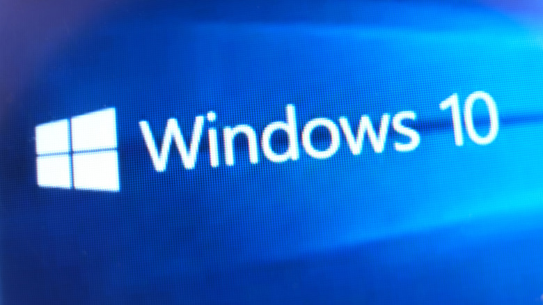 화면의 파란색 배경에 Windows 10 로고