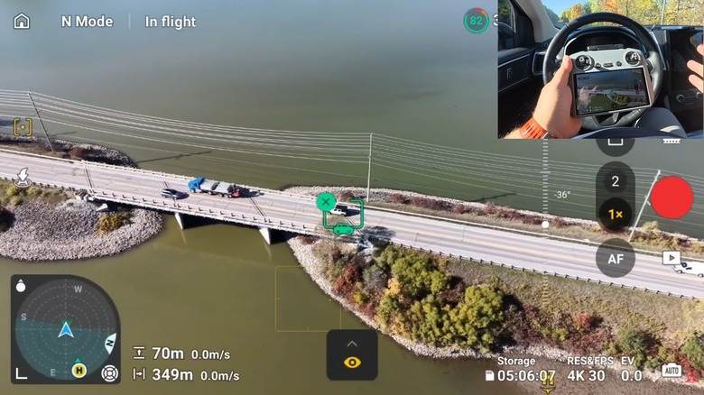 움직이는 자동차에 초점을 맞춘 드론을 이용한 DJI Mini 5 Pro Active Tracking 시연