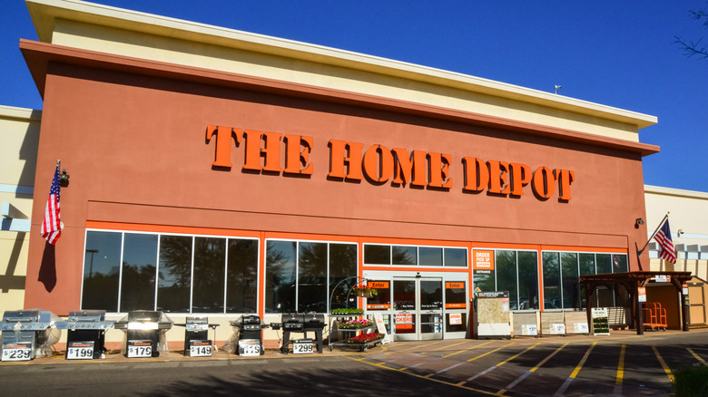 The Home Depot 로고가 있는 주황색 건물 외관.