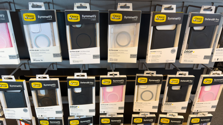 전시된 OtterBox 전화 케이스