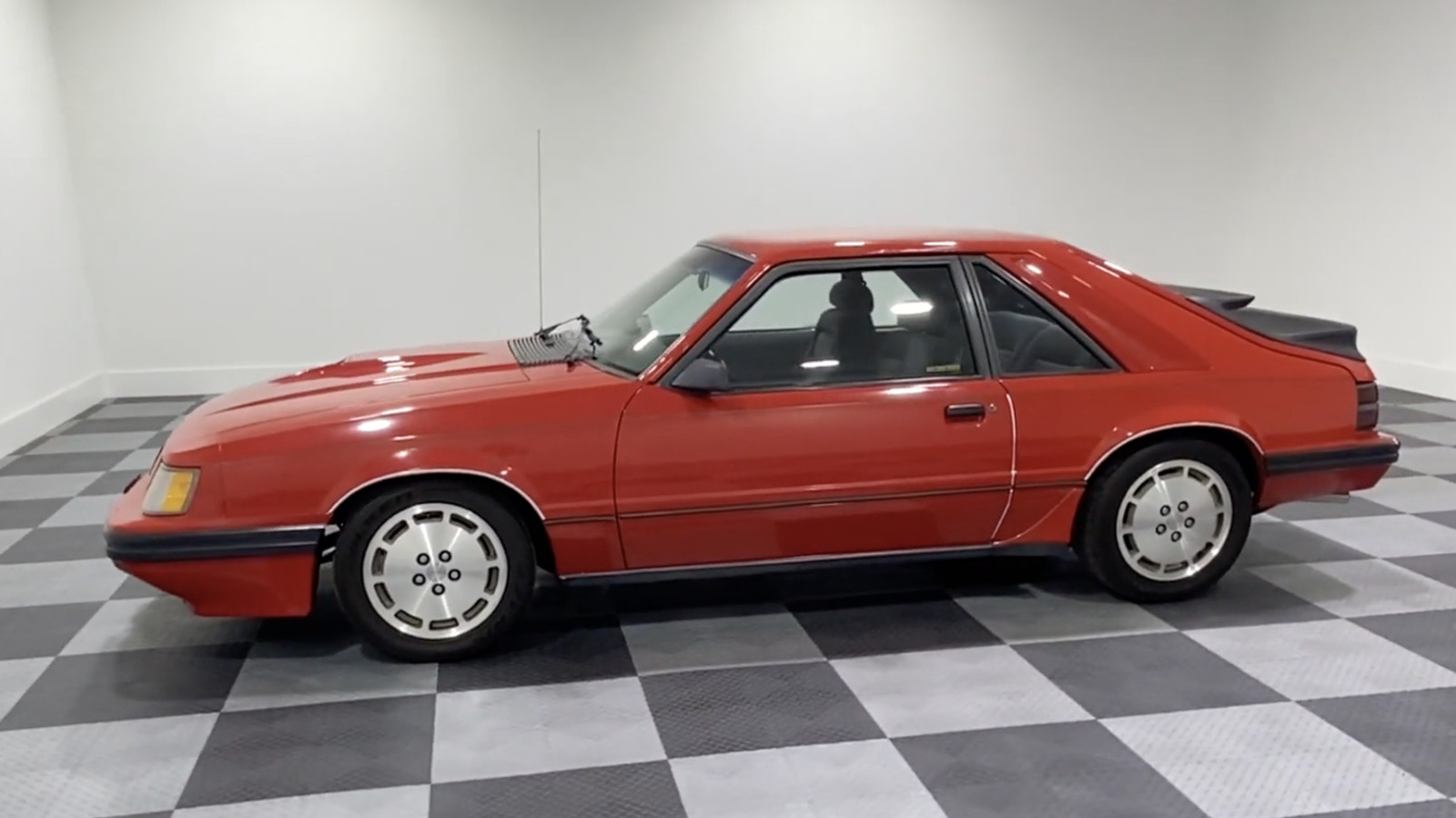 Ford는 언제 Mustang SVO를 출시했습니까(그리고 무엇이 특별합니까)?