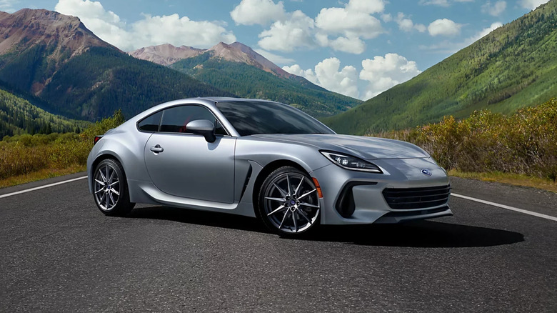 도로에 주차된 은색 Subaru 2026 BRZ