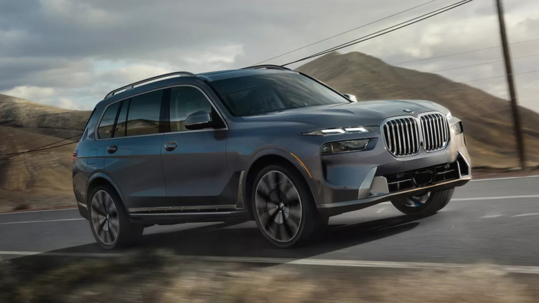 산악 도로를 주행하는 블루 그레이 2026 BMW X7