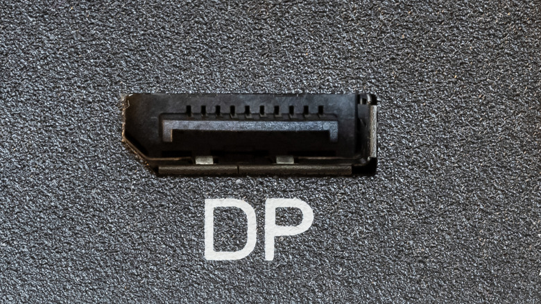 아래에 DP 문자가 있는 DisplayPort 연결 포트의 클로즈업