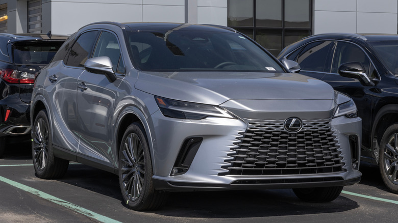 대리점 앞에 주차된 회색 Lexus RX 350.