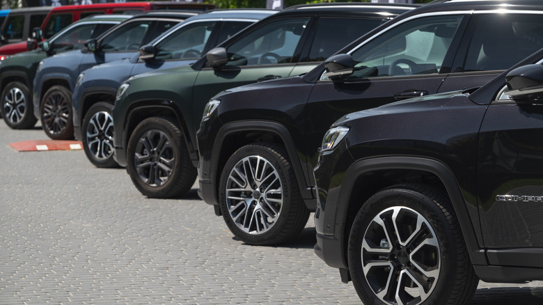 SUV 한 대가 나란히 주차되어 있습니다.