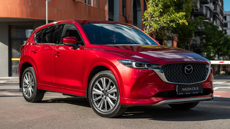 거리에 주차된 빨간색 Mazda CX-50.