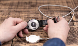 많은 스마트워치가 USB-C 충전 포트를 사용하지 않는 데는 그럴만한 이유가 있습니다.