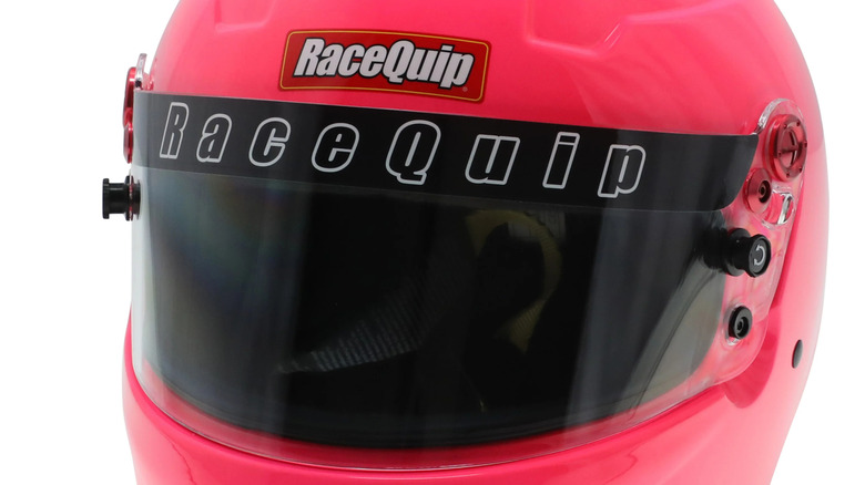 SFI 인증 RaceQuip 청소년용 핑크색 전면 모터스포츠 헬멧의 클로즈업