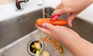 쓰레기 처리를 청소하는 방법(그리고 얼마나 자주 해야 하는지)