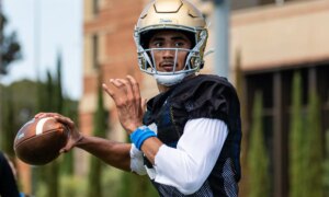 UCLA QB Nico Iamaleava는 라인맨에게 자신만의 Dine LA를 제공합니다.
