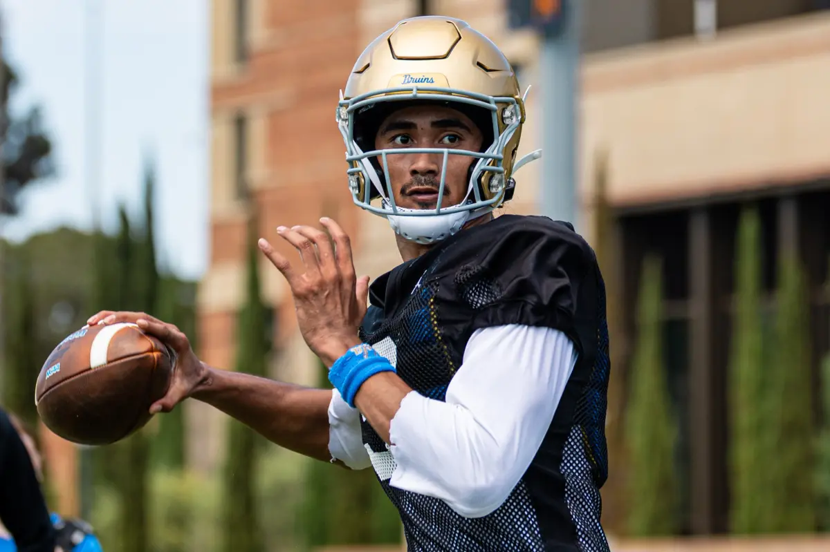 UCLA QB Nico Iamaleava는 라인맨에게 자신만의 Dine LA를 제공합니다.