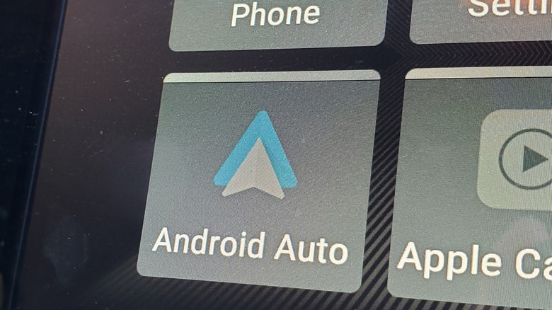 자동차 인포테인먼트 시스템에 표시된 Android Auto 아이콘