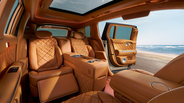 코치 도어가 열린 2027 제네시스 GV90 SUV 실내