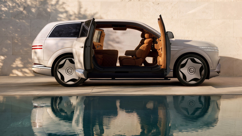 코치 도어가 열린 2027 제네시스 GV90 SUV 측면 프로필