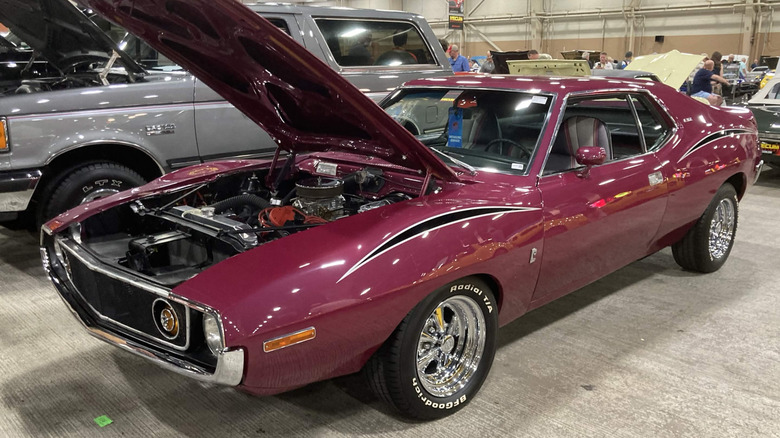 1971 AMC Javelin AMX, 후드가 열려 있음, 전면 좌측 3/4 뷰, 자두색 외관