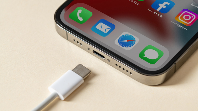 iPhone에 연결되는 USB-C 케이블.