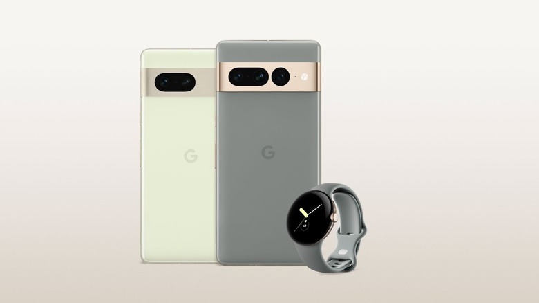 Pixel 스마트워치와 함께 녹색과 회색 색상의 Pixel 7 및 Pixel 7 Pro.
